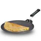 HAWKINS Futura front view showing full 33 cm cooking area and benefit even heating