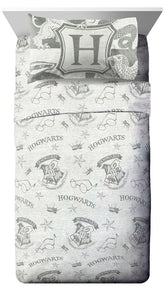 Jay Franco front view full bed showing Harry Potter design and cozy look