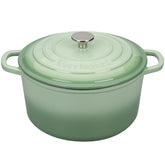 VORRINGARD front view of green Dutch oven showcasing design and versatility