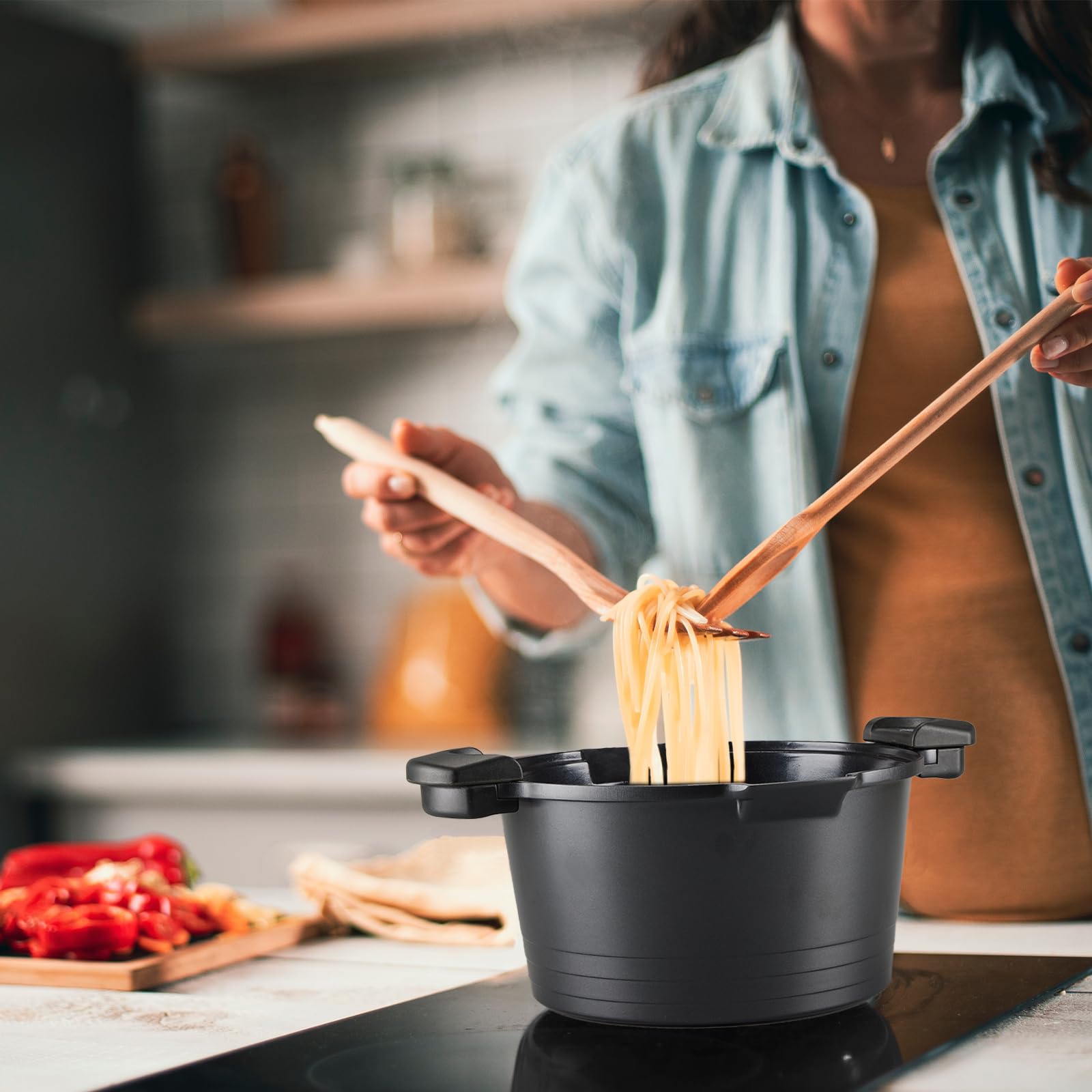 ACTIV CUISINE pot next to measuring cup for scale and generous 8.5-quart capacity