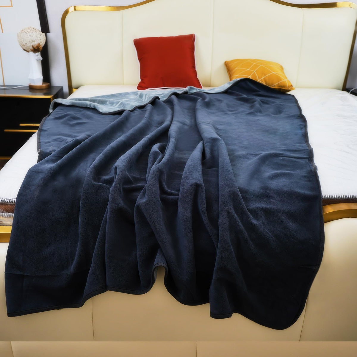 Ahinahwap front view on bed showing neat coverage and quick protection
