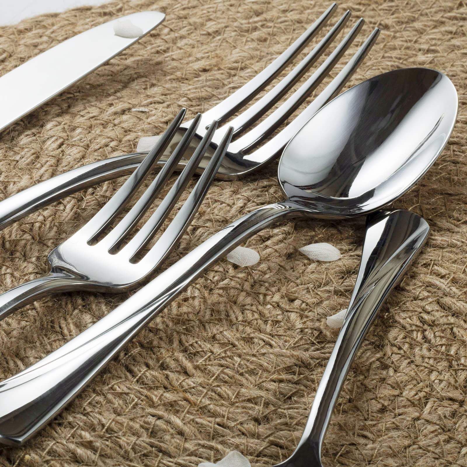 Alata Alice in plated table setting with plates and glassware, emphasizes coordinated dining impact