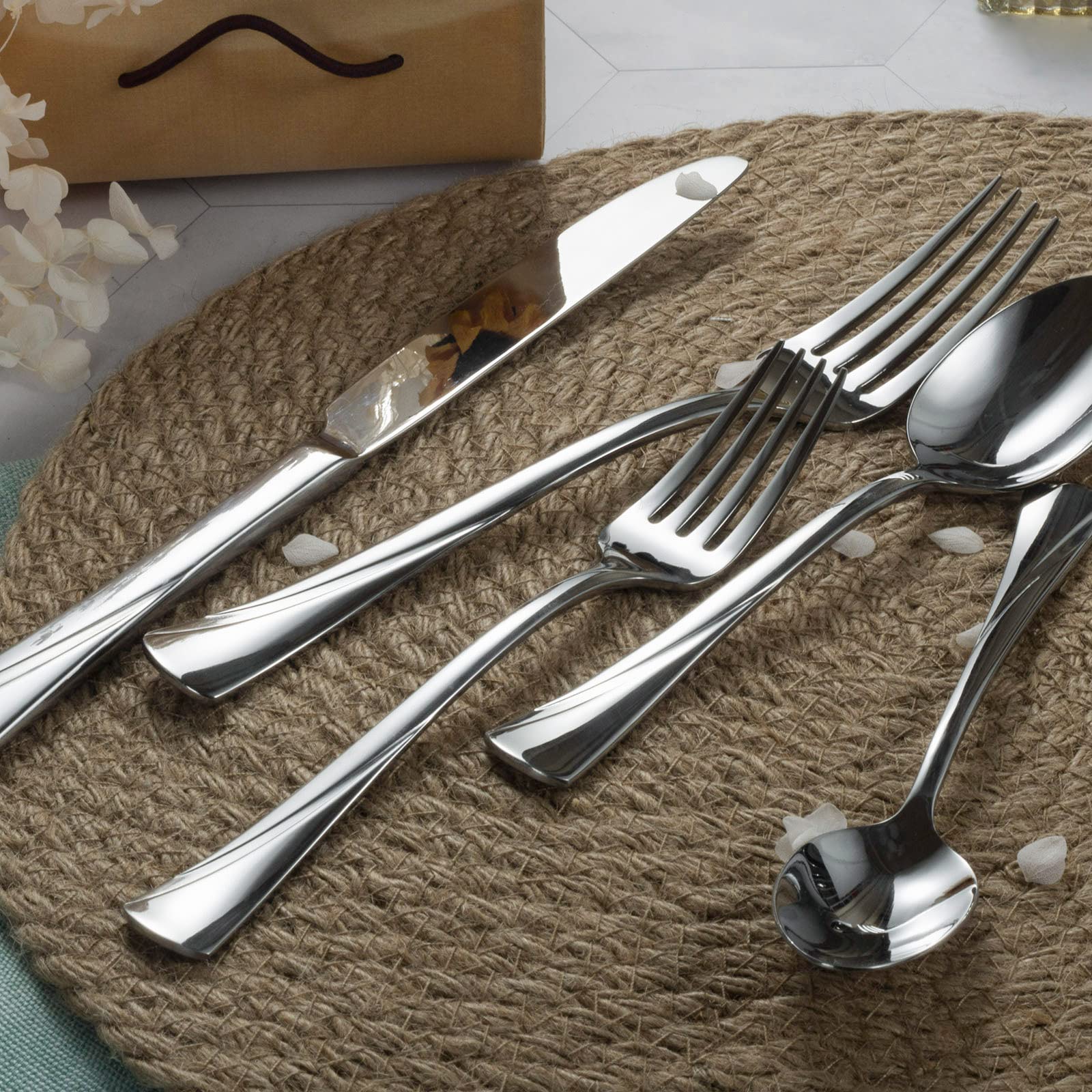 Alata Alice knife blade edge detail and reflective surface, conveys cutting lines and refined look