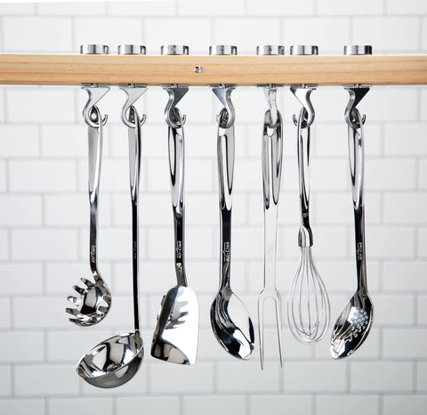 All-Clad close-up of thin flexible edge enabling delicate food lifts
