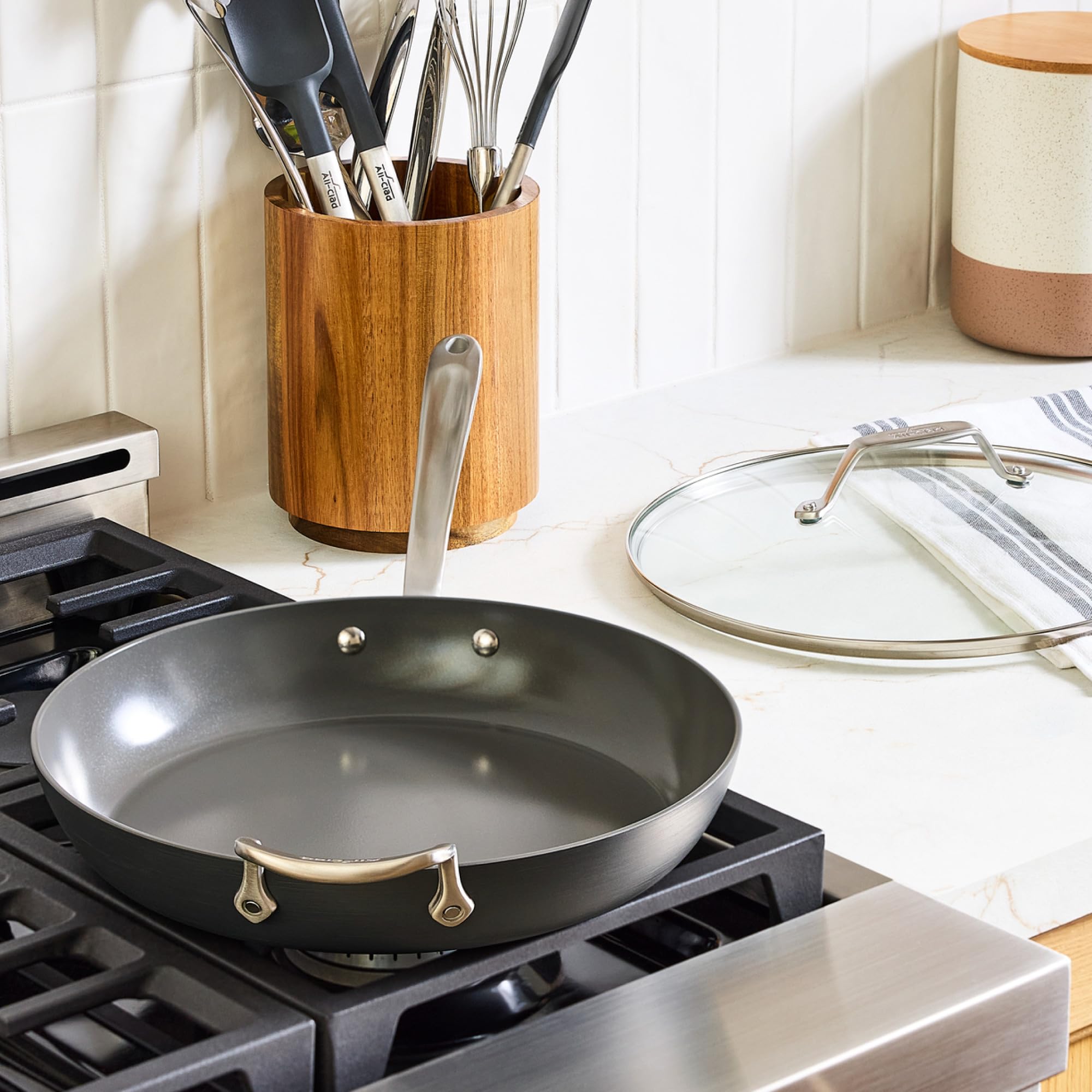 All-Clad HA1 side profile highlighting stainless-steel base for even heat distribution