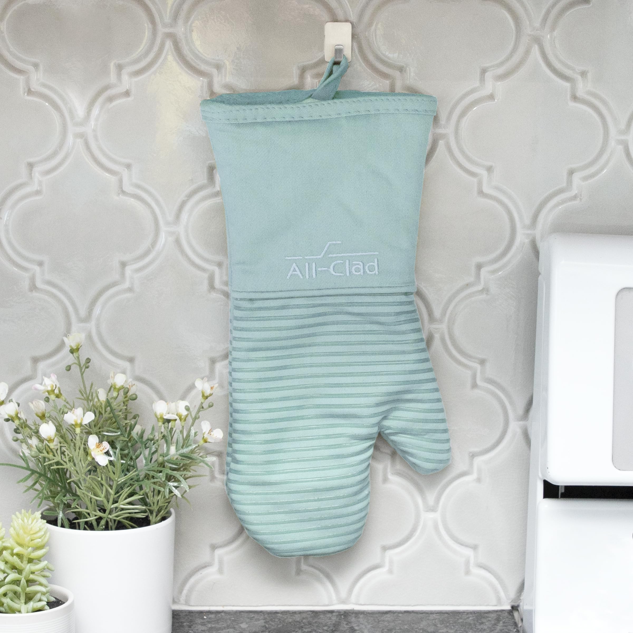 All-Clad two mitts stacked to show ambidextrous two‑pack convenience