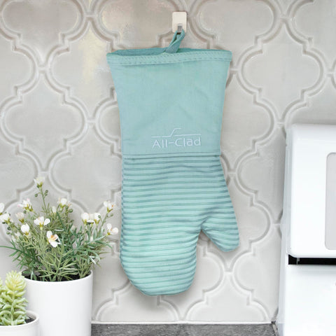 All-Clad two mitts stacked to show ambidextrous two‑pack convenience