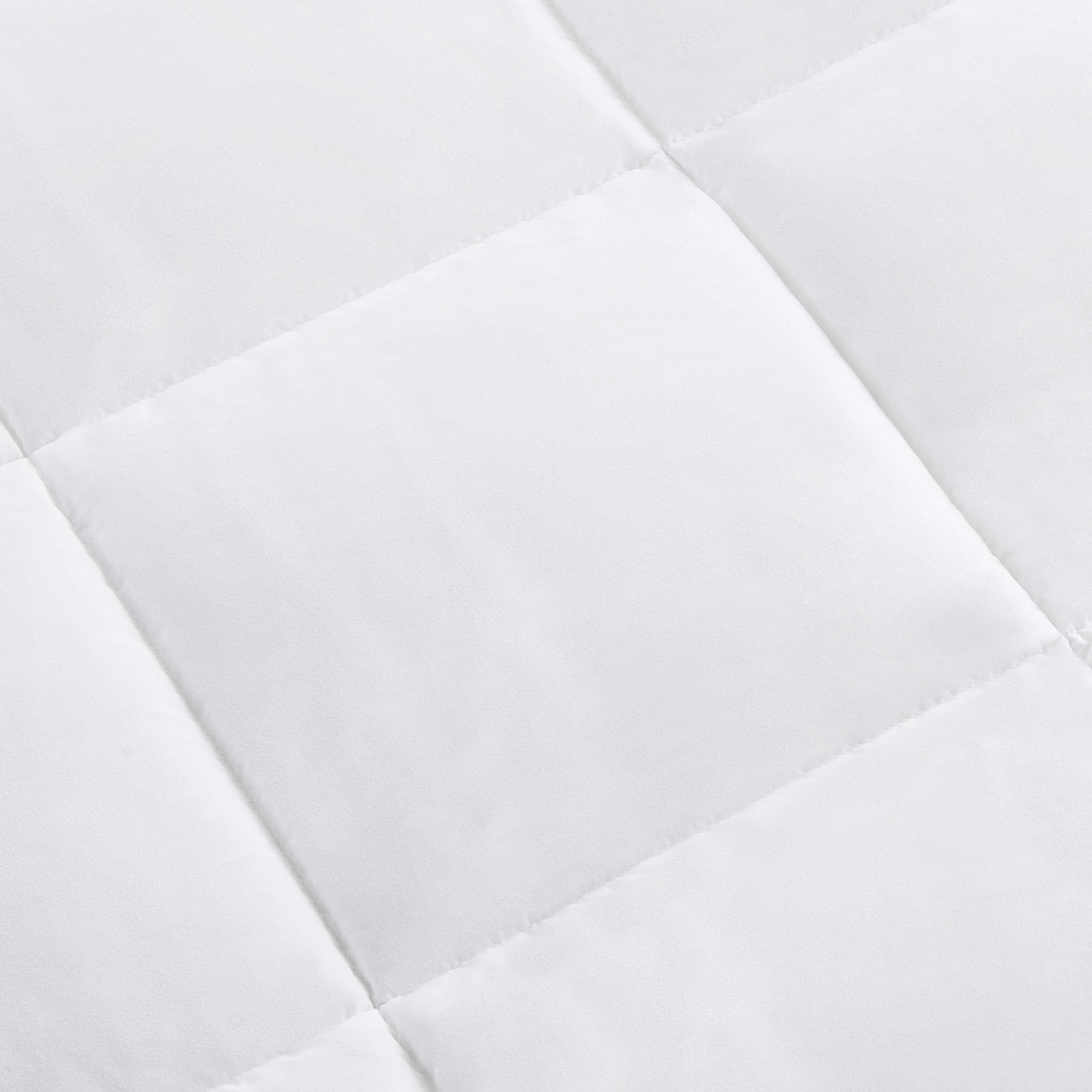 Amazon Basics comforter corner tab detail showing secure attachment benefit