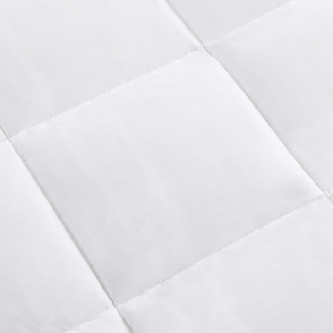 Amazon Basics comforter corner tab detail showing secure attachment benefit