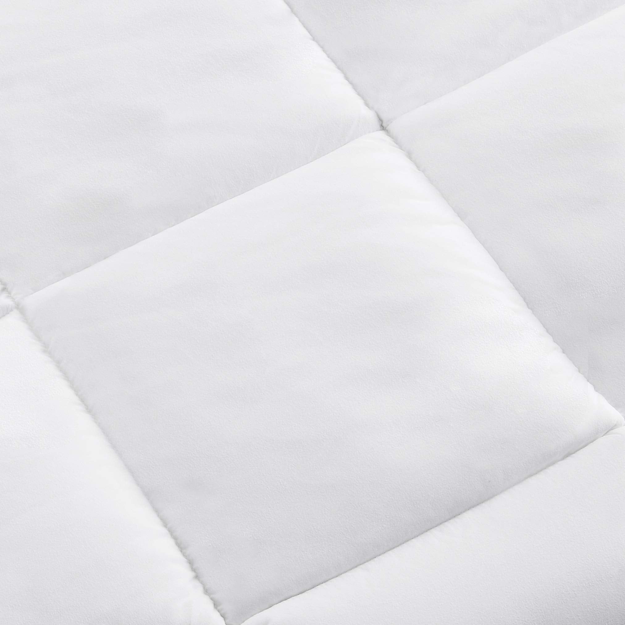 Amazon Basics corner tab detail demonstrating secure duvet attachment and stability