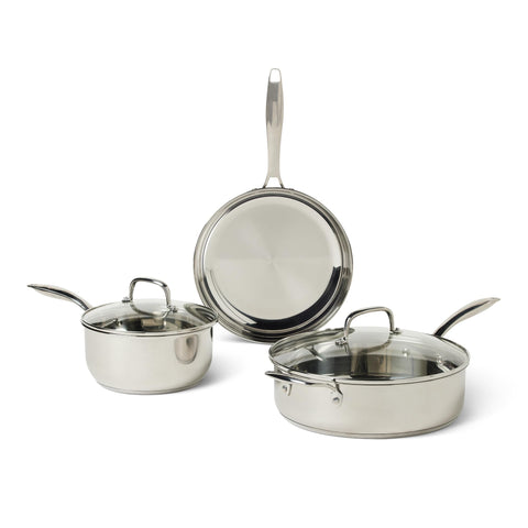 Amazon Basics frypan front view showing flat surface and even heating benefit