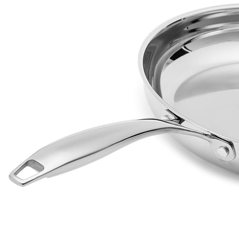 Amazon Basics close-up of pan base and aluminum core for faster heat distribution
