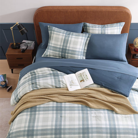 AMBERSPACE fitted and flat sheets spread flat showing full-size fit and coverage
