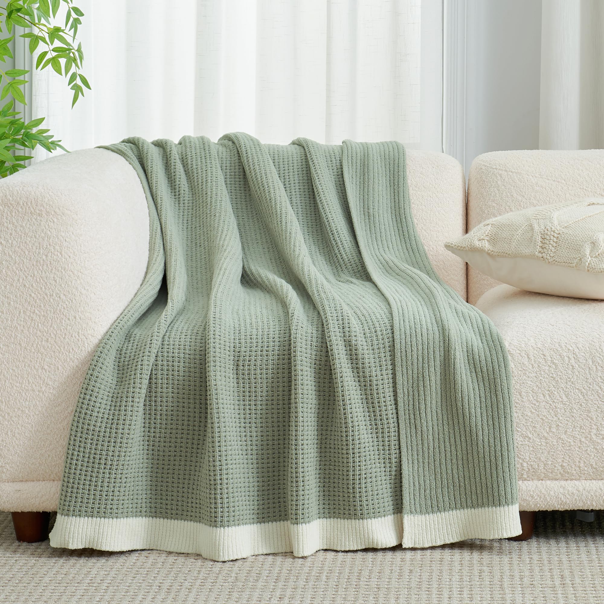 Amélie Home edge and stitching close-up showing reinforced knit to reduce shedding and increase durability