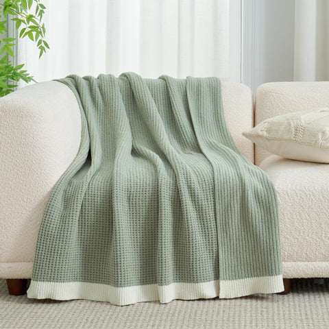 Amélie Home edge and stitching close-up showing reinforced knit to reduce shedding and increase durability