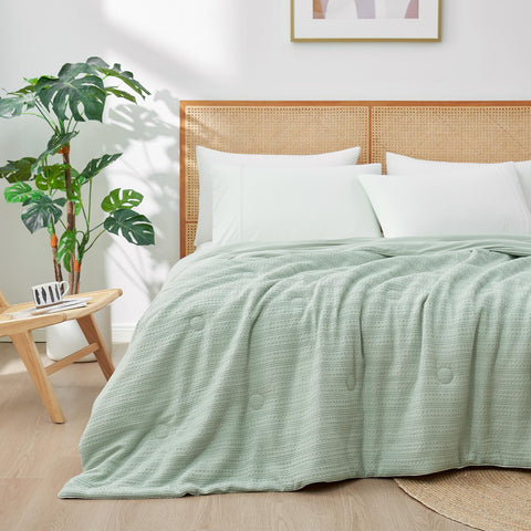 Amélie Home comforter in washing machine indicating easy-care tumble dry benefit