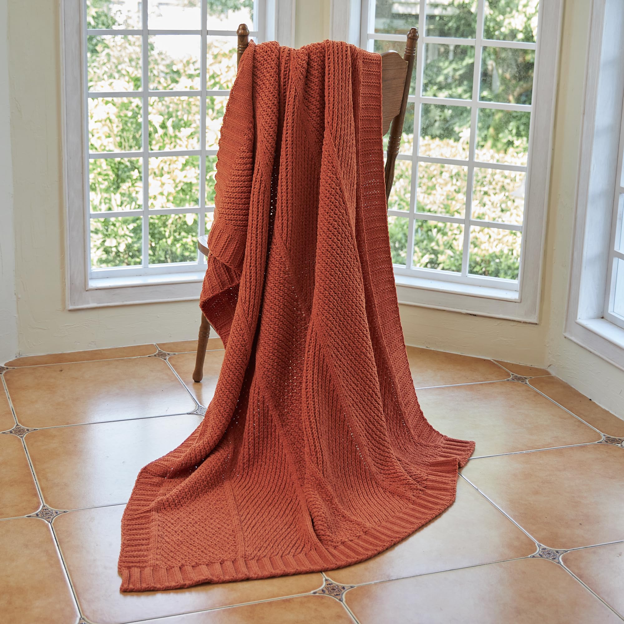 Amélie Home on a reader with book showing relaxed comfort and cozy warmth