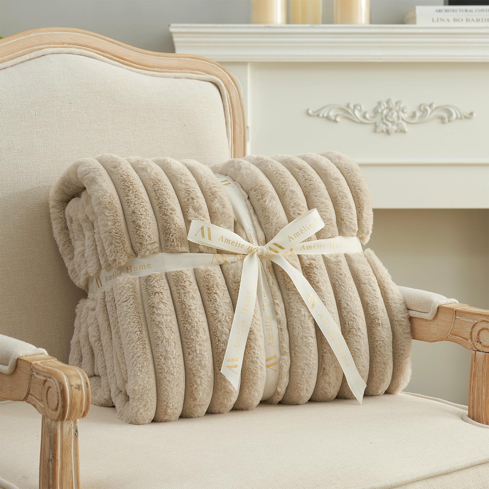 Amélie Home neatly gift-wrapped blanket ideal for special occasions