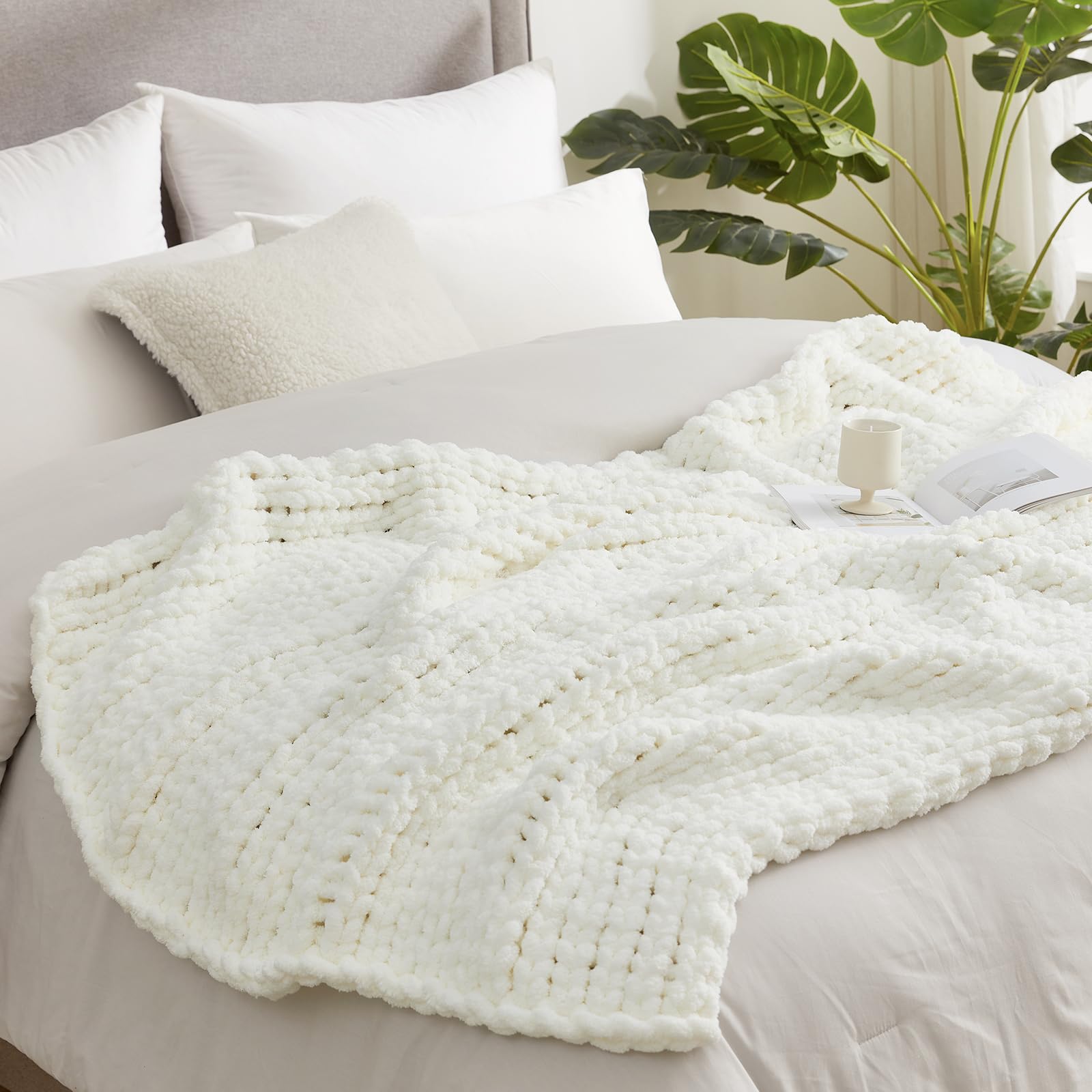 Amélie Home throw edge detail highlighting stitches and durable finish