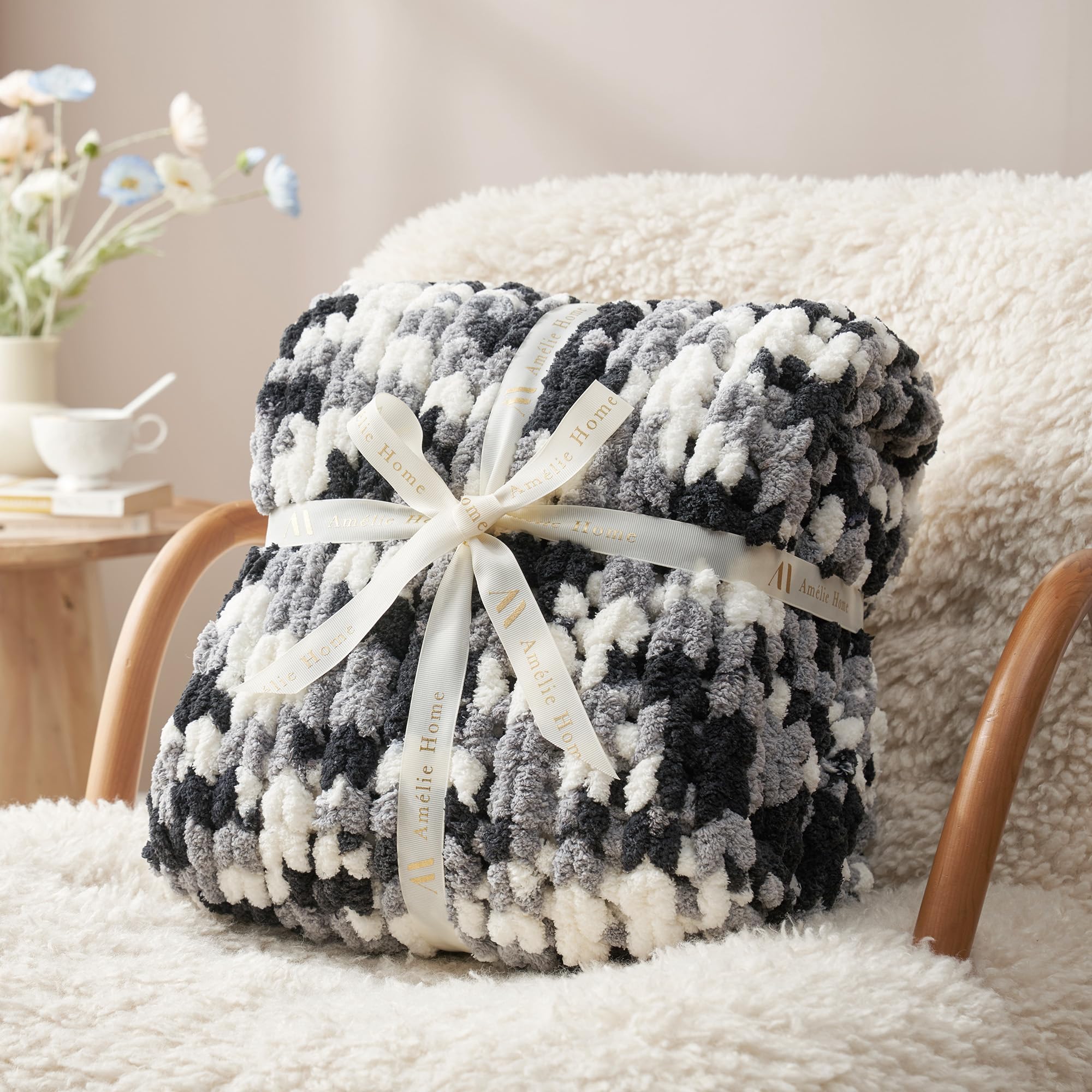 Amélie Home lifestyle living room scene shows warm inviting ambiance benefit