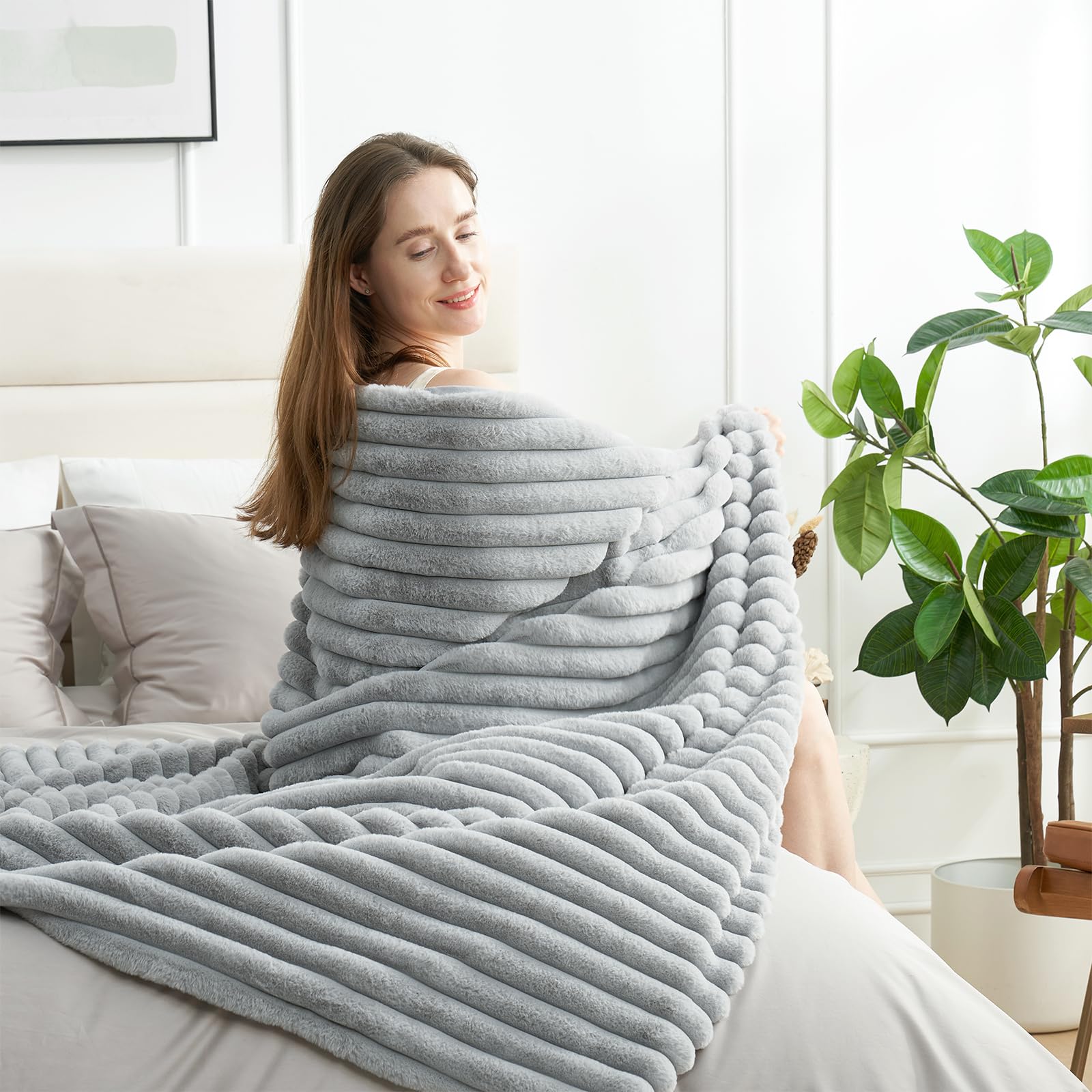 Amélie Home lifestyle with person reading on couch for relaxed comfort