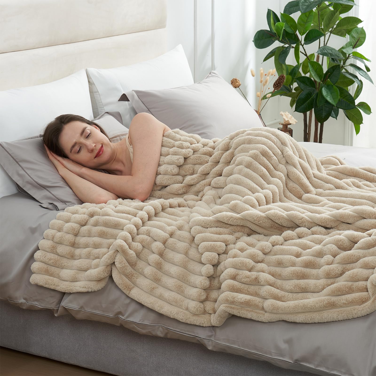 Amélie Home pet curled on throw demonstrating pet-friendly softness