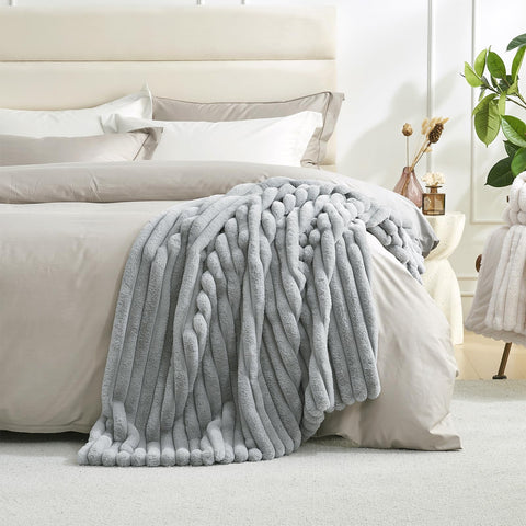 Amélie Home reverse milk fleece backing showing soft, skin-friendly feel