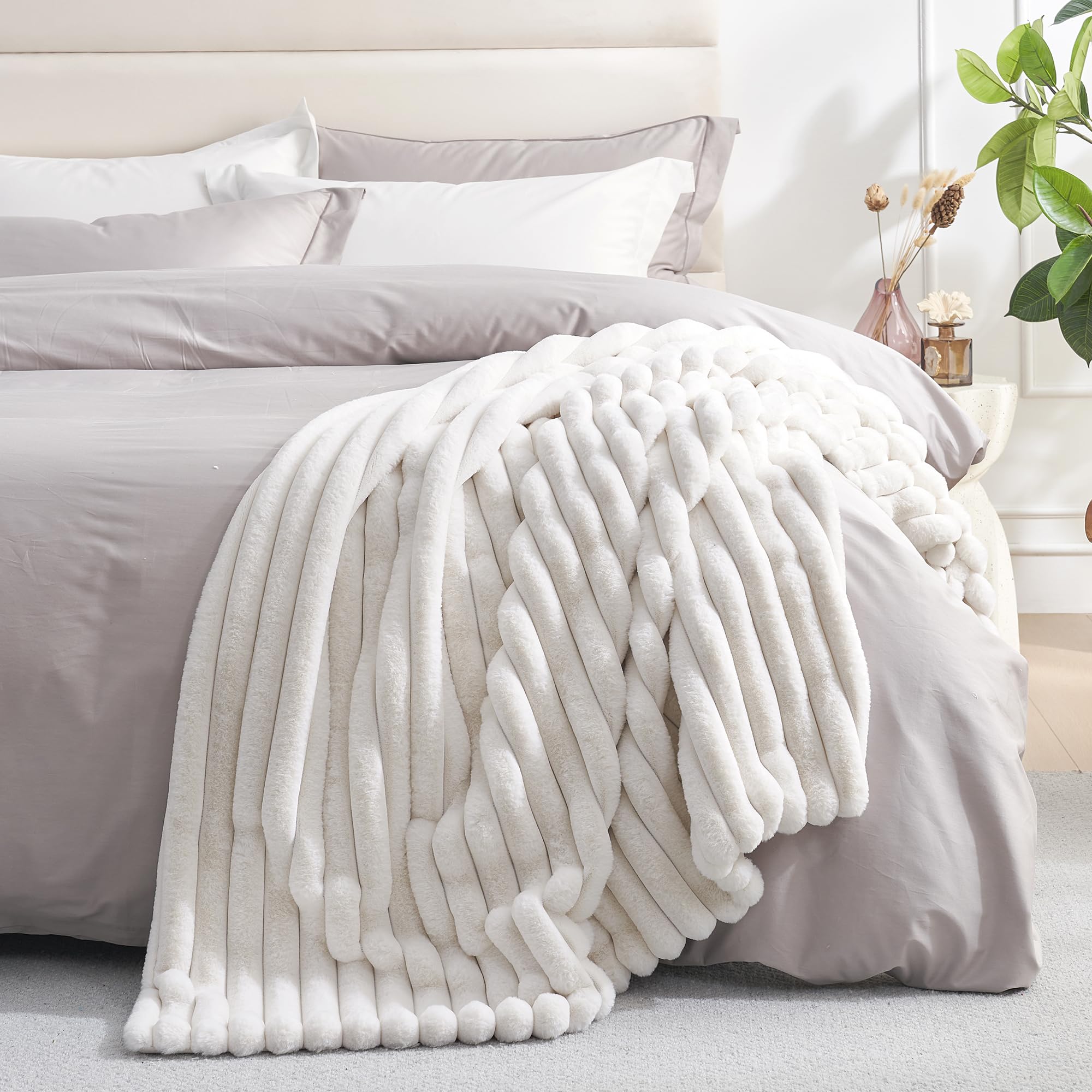 Amélie Home neatly packaged blanket ready for gifting convenience