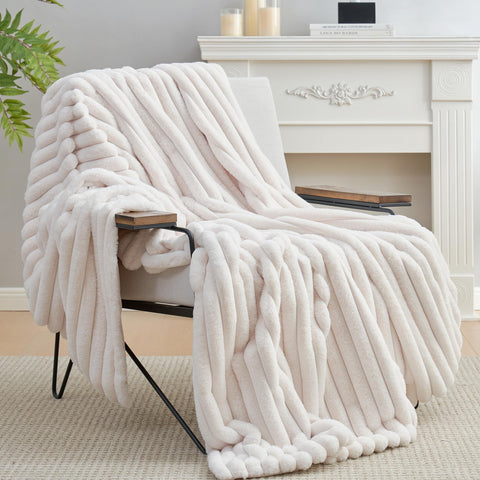 Amélie Home throw with pet showing durable softness for pets