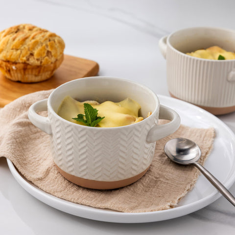 AmorArc bowl in microwave illustrating quick reheating convenience