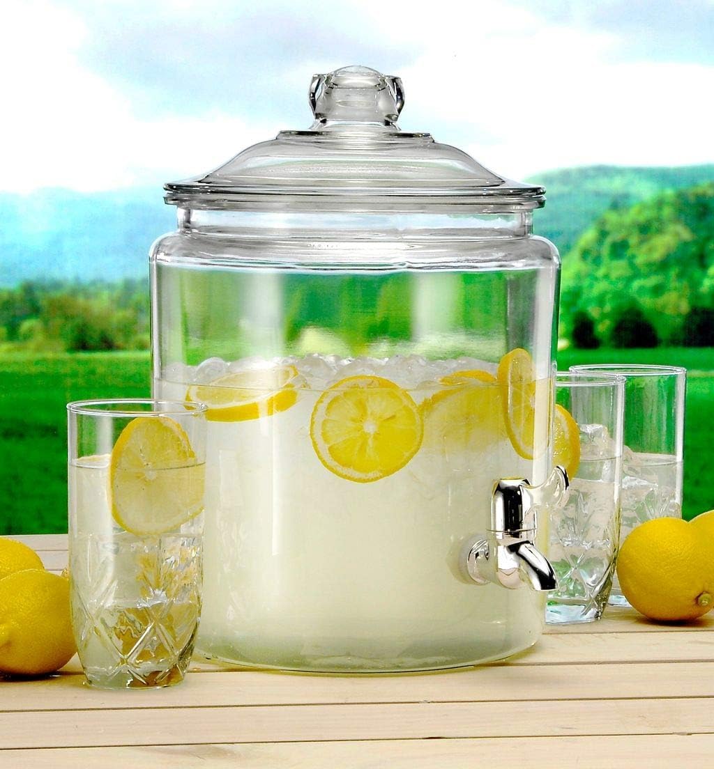 Anchor Hocking close-up of oversized glass lid knob for easy lifting