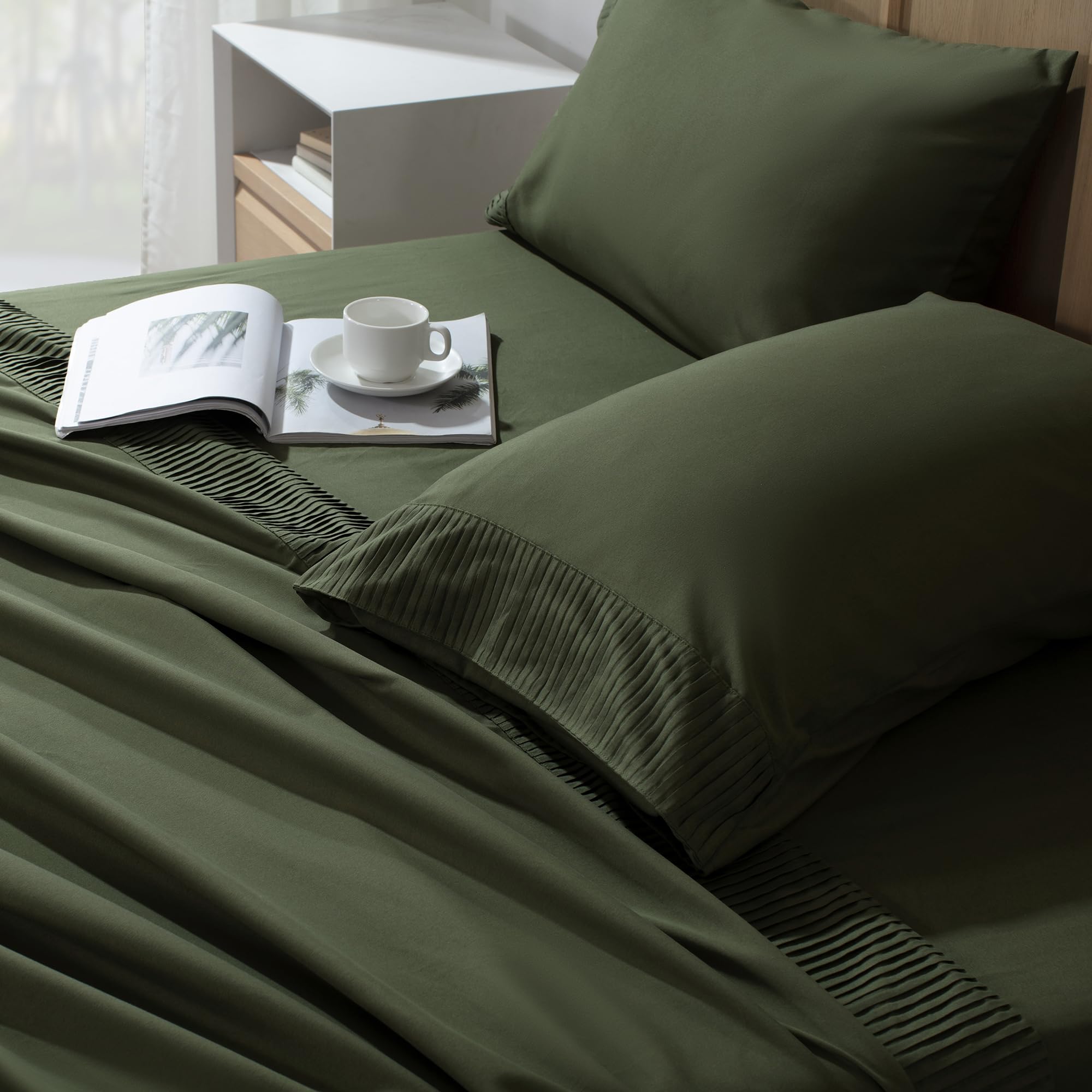 Andency fitted sheet showing deep pockets and secure elastic fit benefit