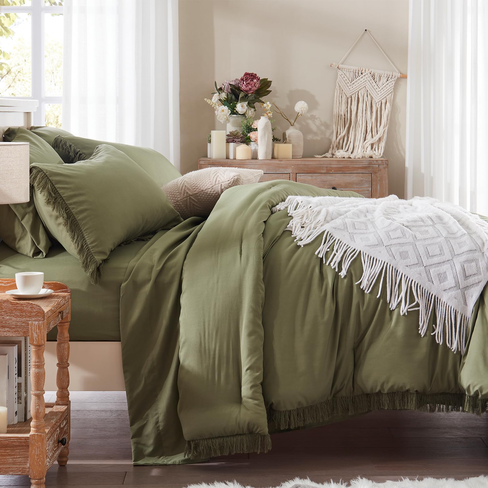 Anluoer close-up of tassel fringe on comforter highlighting decorative texture and finished edge