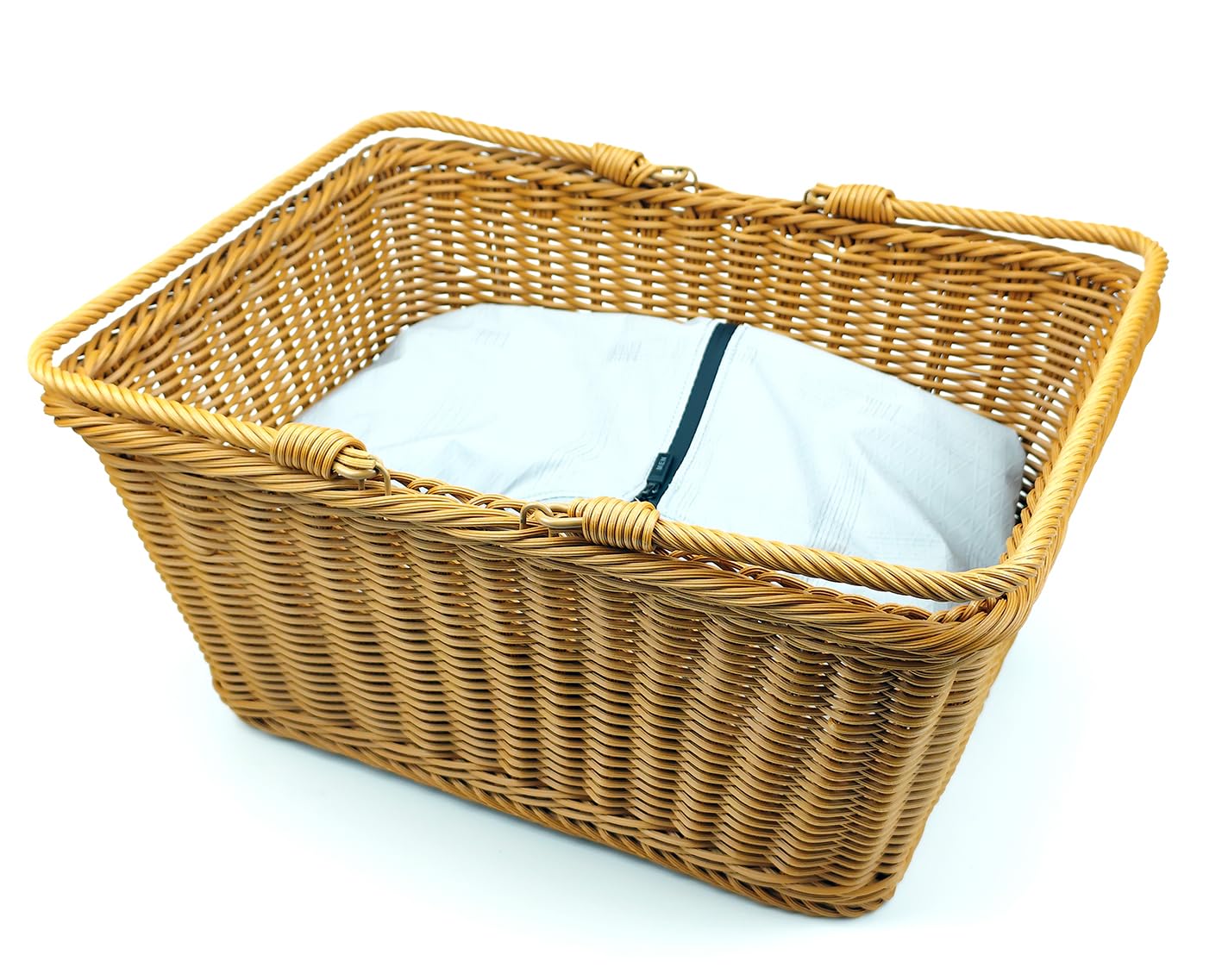 ANRUIDE basket in picnic setting illustrating convenient outdoor use