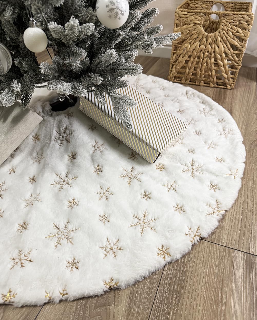 AOGU tree skirt shown with wrapped gifts demonstrating size coverage
