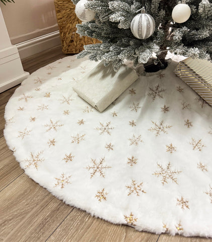AOGU front view of 60-inch white faux fur tree skirt showing elegant base