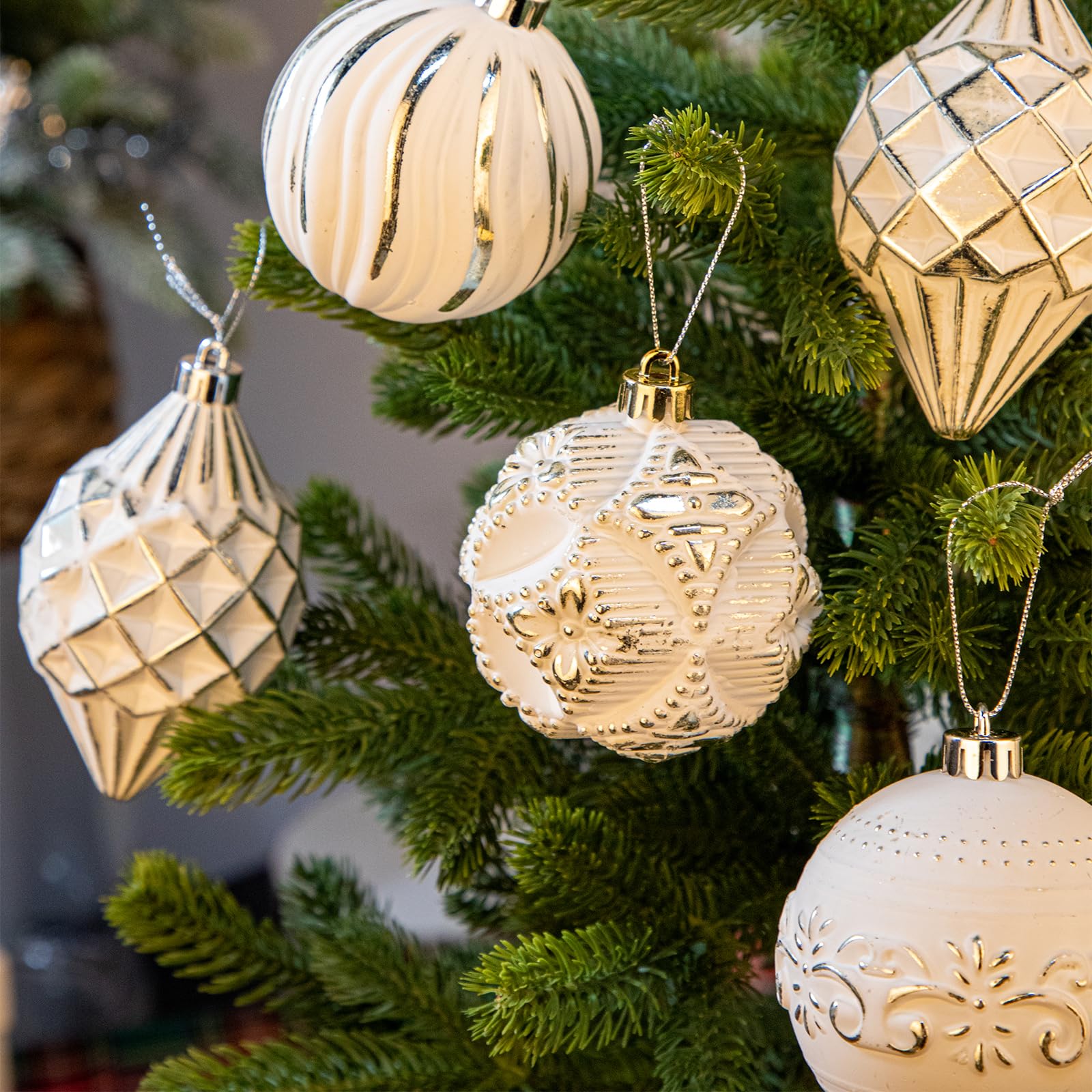 Arborus open storage box with compartments protecting ornaments for long-term storage