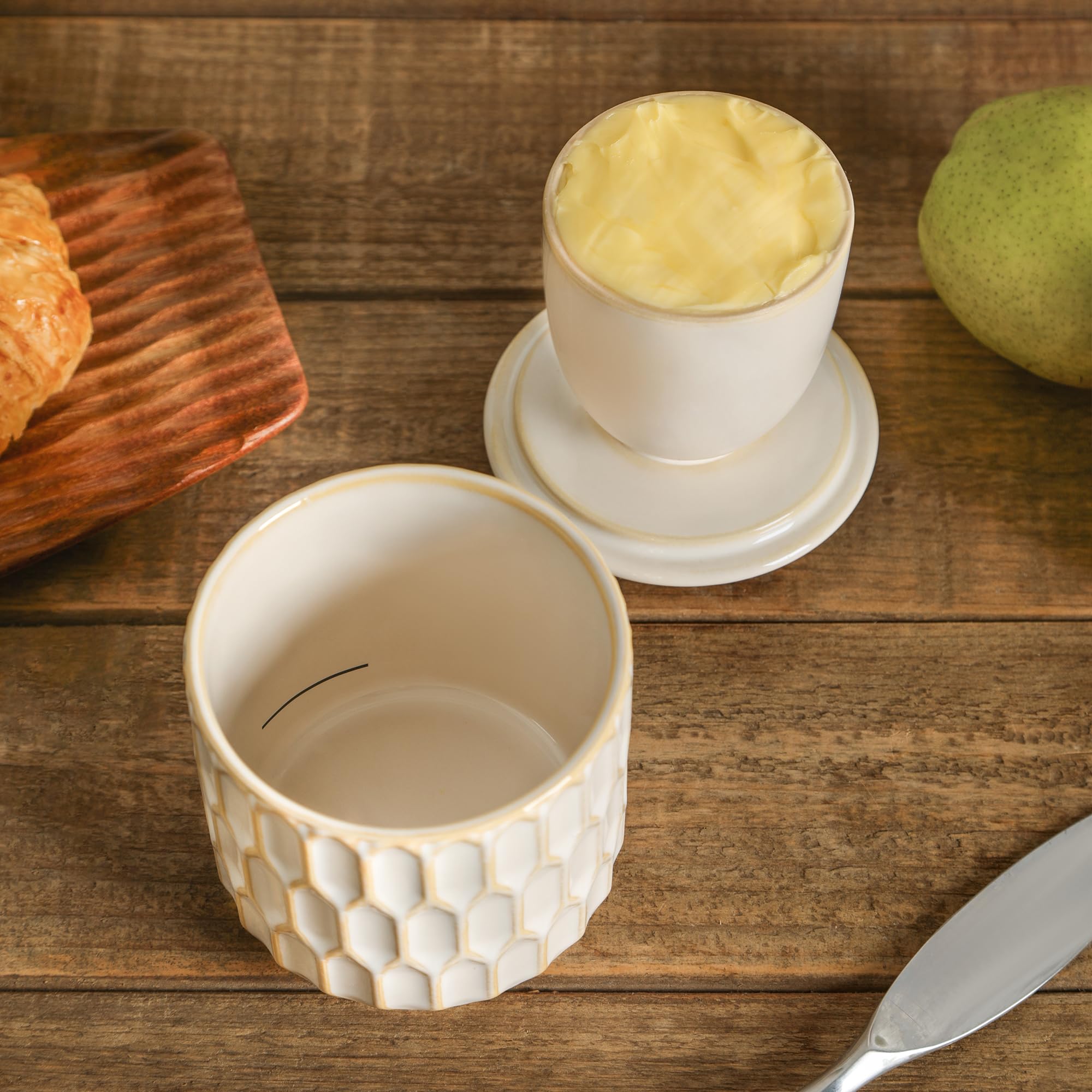 ArteBake crock on a kitchen counter illustrating convenience for daily use