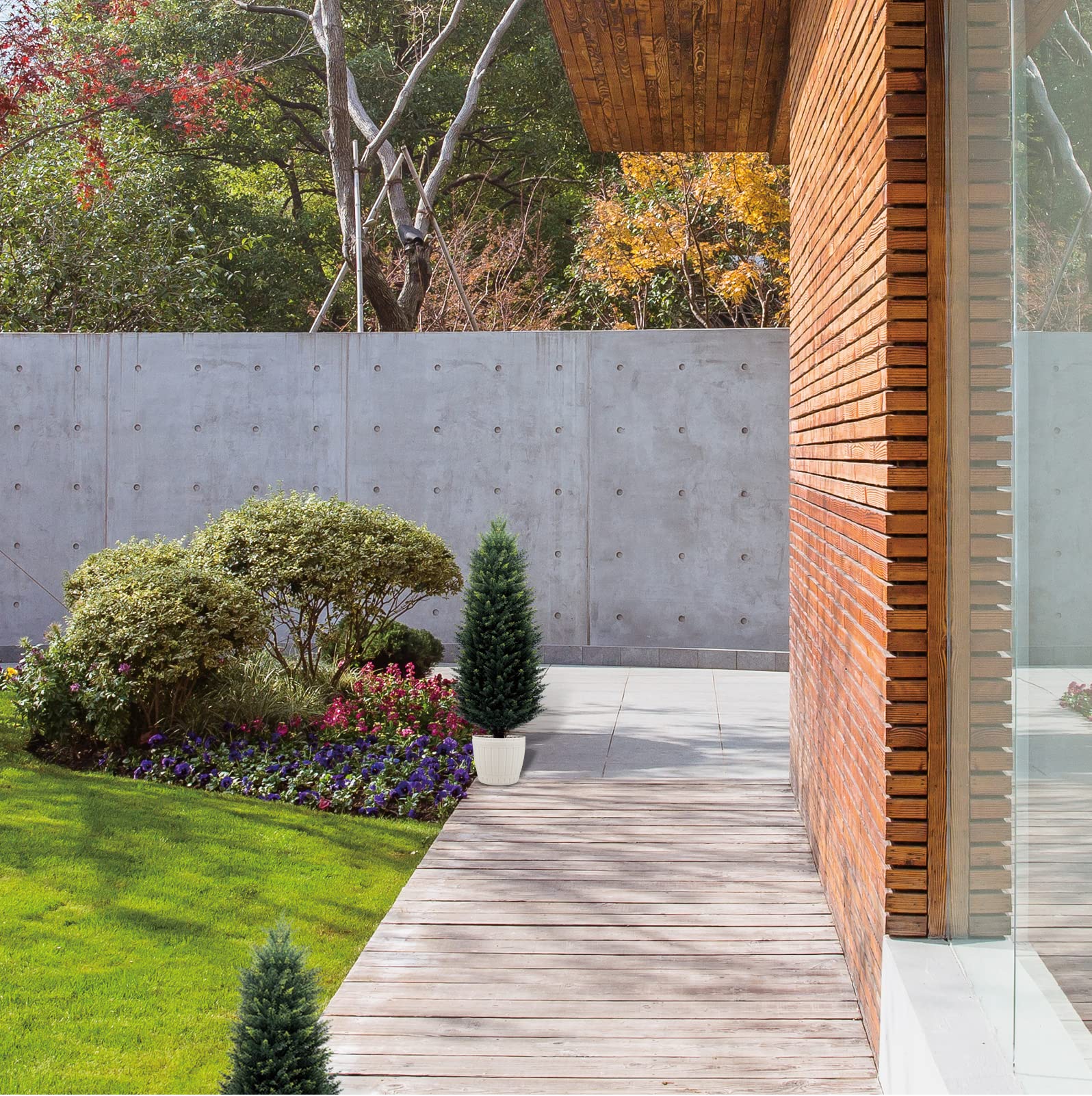 AUMMOOH patio lifestyle display showing weather-resistant greenery enhancing outdoor space