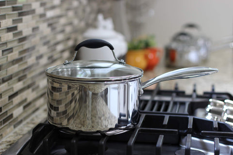 AVACRAFT saucepan next to apples to show 3.5-quart capacity and kitchen scale