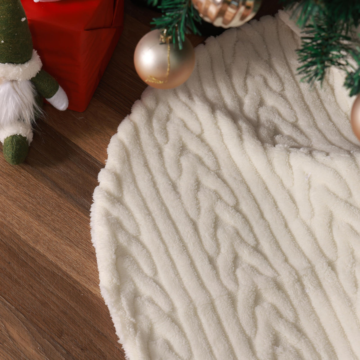 AWISUK front view of white faux fur tree skirt showing elegant base benefit