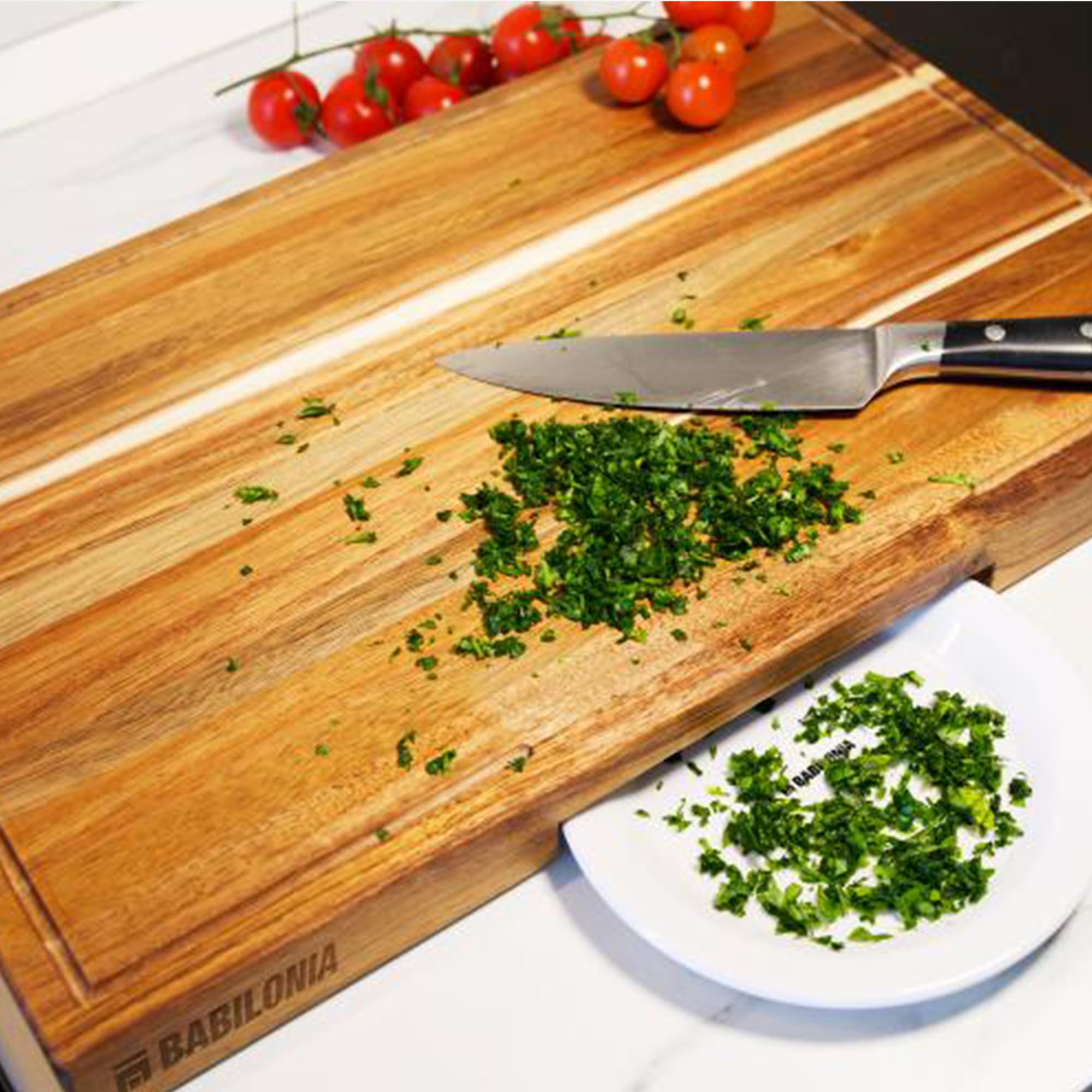 BABILONIA acacia board in use chopping vegetables for efficient prep benefit