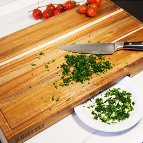 BABILONIA acacia board in use chopping vegetables for efficient prep benefit