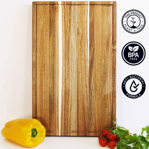 BABILONIA acacia notched transfer plate demonstrating easy slide-to-pot convenience