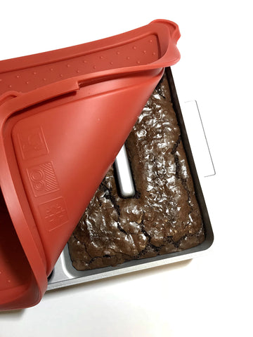 Baker's Edge fitted lid on pan illustrating airtight storage and transport benefit