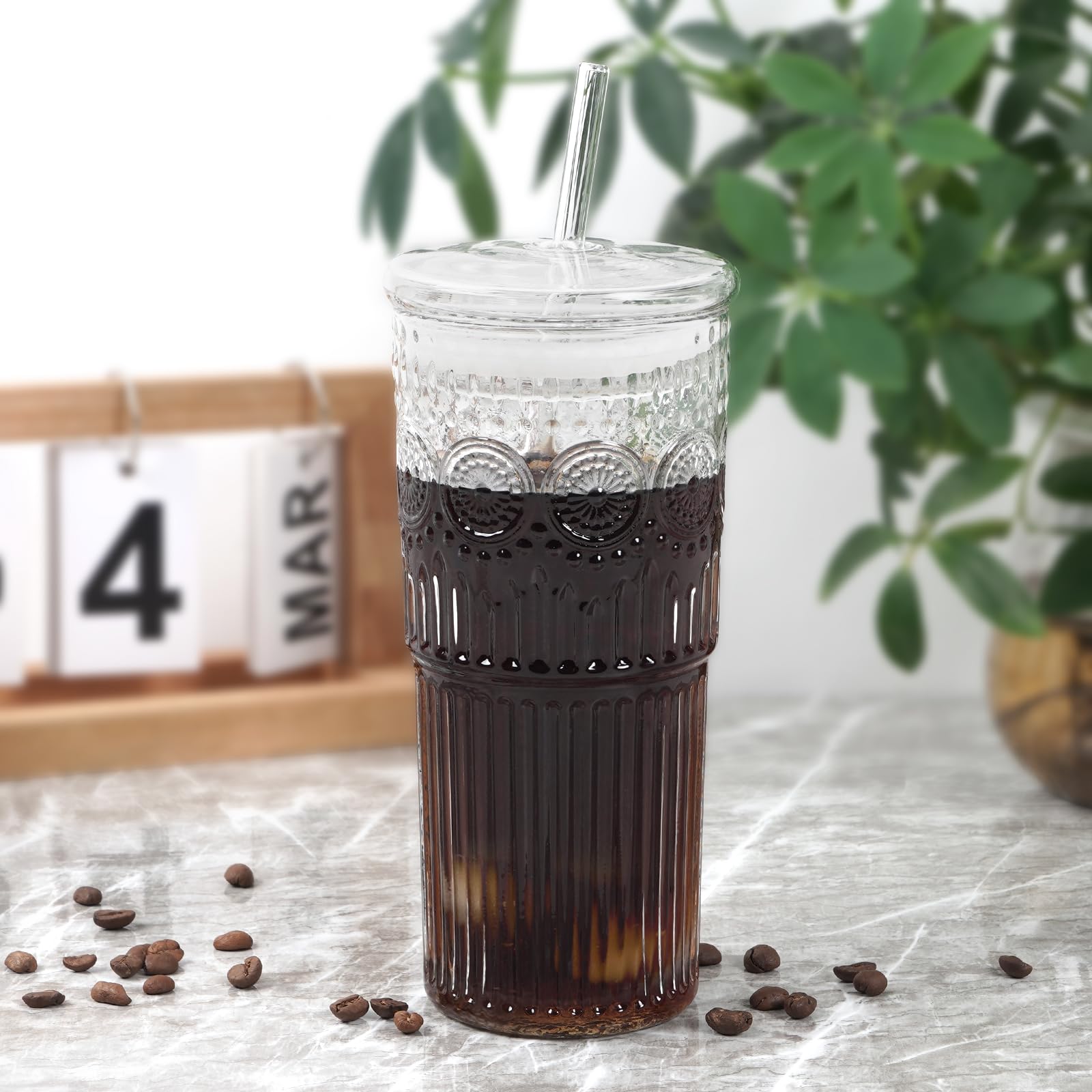 Bandesun tumbler held with iced coffee showing comfortable hand use