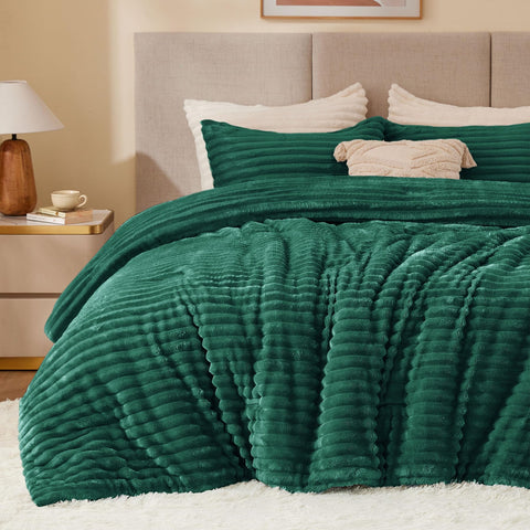 BEDELITE comforter front view in dark green showing plush look and cozy appeal