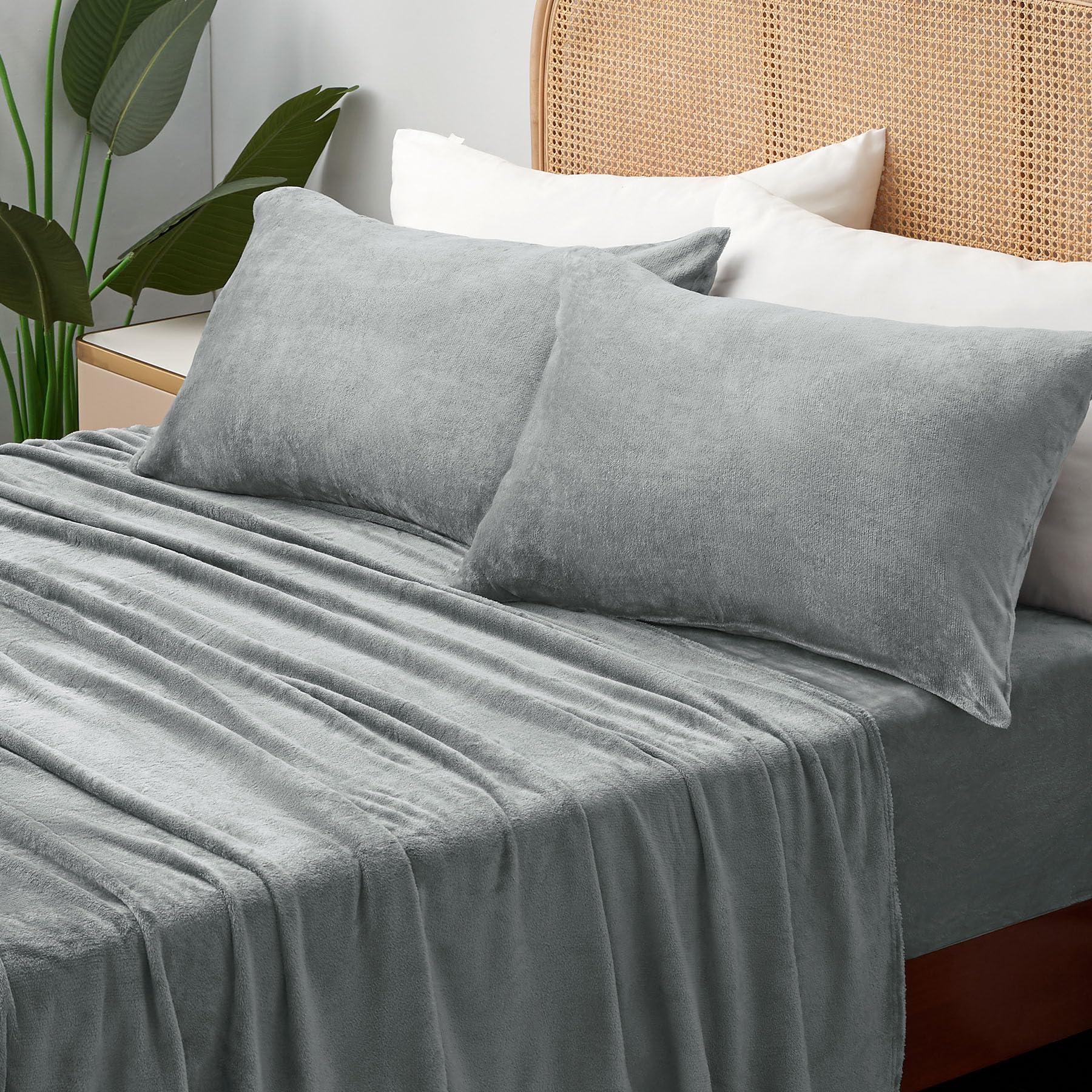 BEDELITE fitted sheet deep pocket stretch detail securing mattress for snug fit