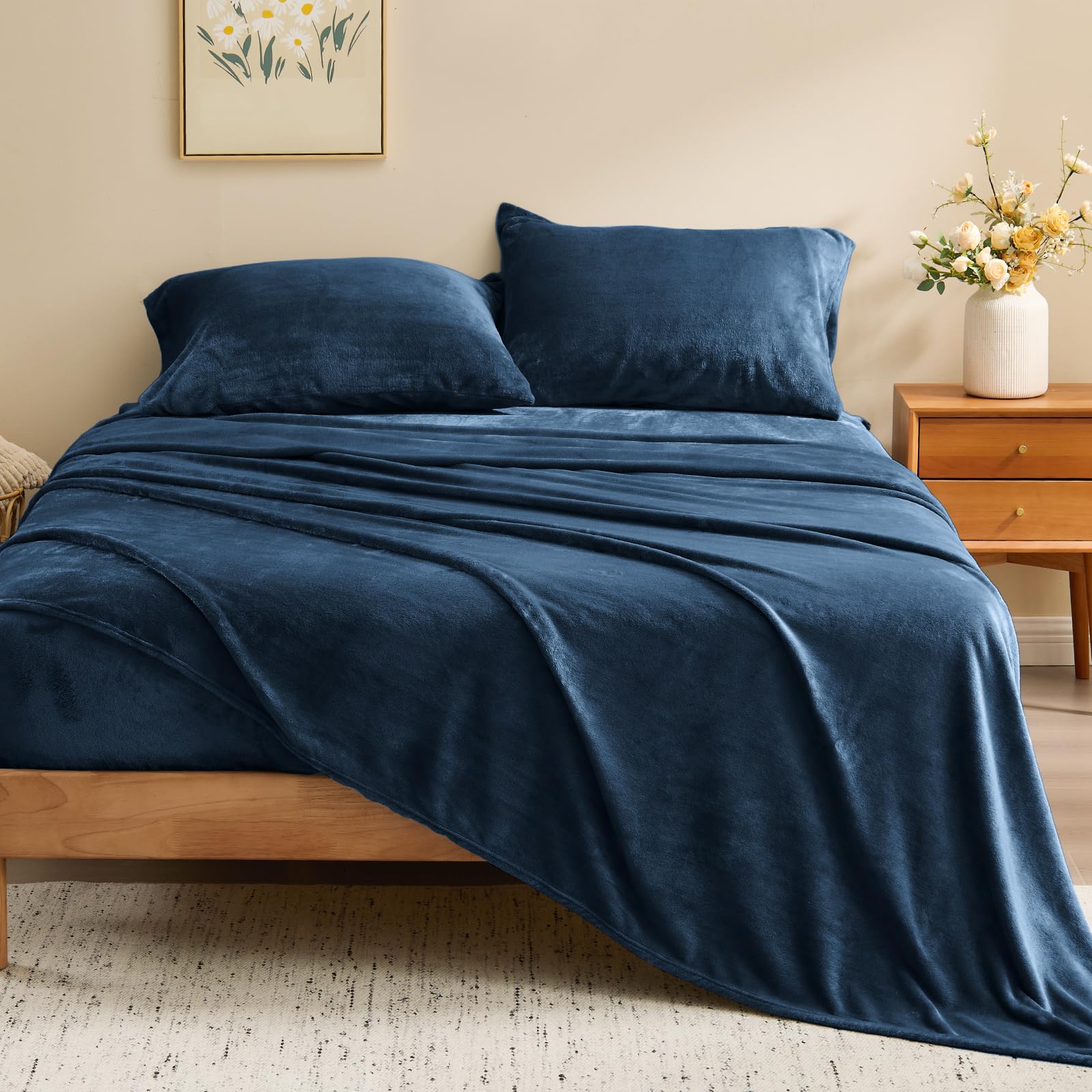 BEDELITE fitted sheet close-up showing deep pocket and secure elastic for better fit