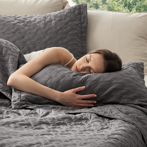 Bedsure close-up of basket weave texture highlighting soft, elegant look